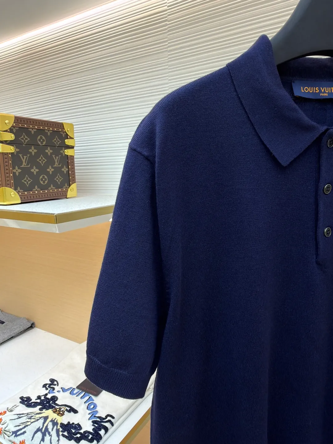 LOUIS VUITTON leather label polo shirt ●Original version: Purchased and developed for 11300 ●Item number: 1681738-A45 ●Fabric: wool blended fabric ●Technology: knitted ●Color: navy blue ●Version: fitted version ●Weight: about 250 grams ●Size: XS-S-M-L ●Description: This short-sleeved shirt is made of 2/45 wool blend, composed of 14-needle yarn and 1 stretch silk fabric piece, and 20-needle plate stitching. The weaving time is 90 minutes. After washing, you need to iron the bra first and then button it. This will make it smooth and beautiful. After buttoning, you need to embroider it. A fine silk-wool blend knit in calm tones, embroidered and leather logo patches decorate the left hem and back. It can add a preppy touch to business attire, or pair with tailored separates or slacks for a modern look. The overall wiring is straight and delicate, the fabric is comfortable and soft, and the color is consistent without color difference. It can be matched with the same style to create a fashionable look and control various occasions. Customized accessories, complete with three standards, same style for men and women!